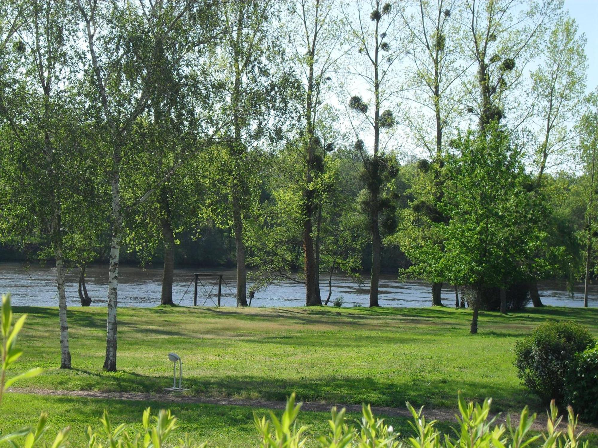 Logis Hotel Val De Vienne Le Vigeant المظهر الخارجي الصورة