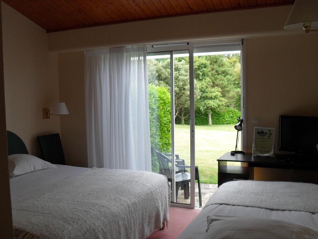 Logis Hotel Val De Vienne Le Vigeant الغرفة الصورة
