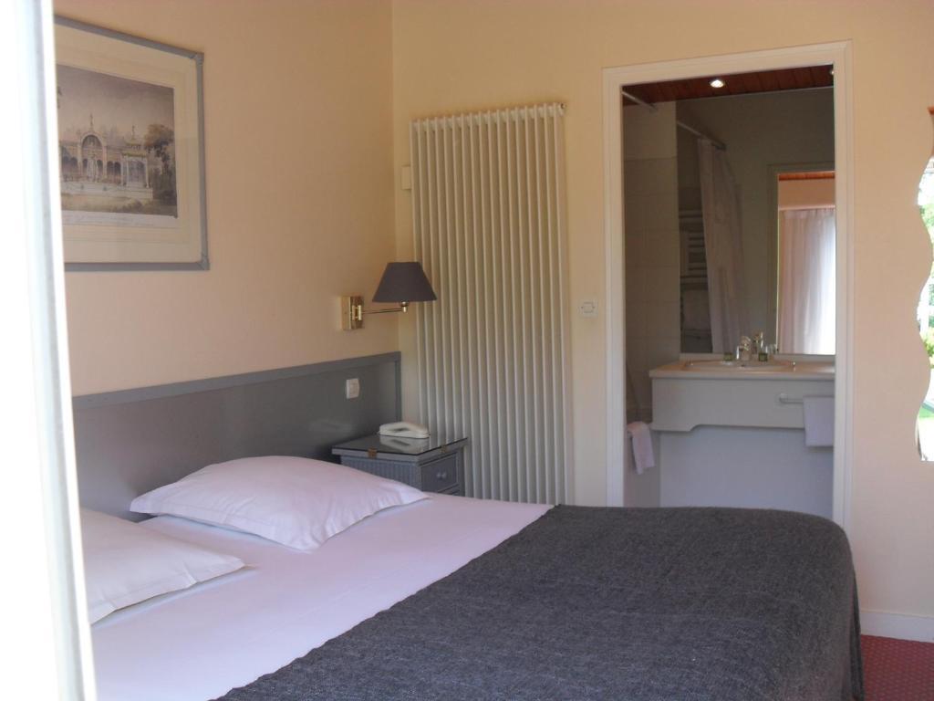 Logis Hotel Val De Vienne Le Vigeant الغرفة الصورة