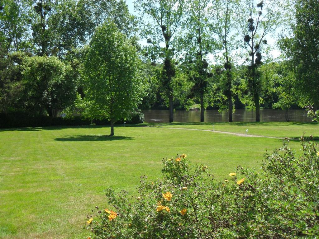 Logis Hotel Val De Vienne Le Vigeant المظهر الخارجي الصورة