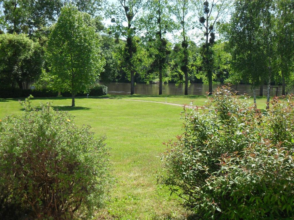 Logis Hotel Val De Vienne Le Vigeant المظهر الخارجي الصورة