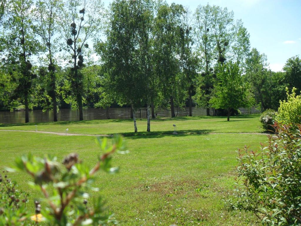 Logis Hotel Val De Vienne Le Vigeant المظهر الخارجي الصورة
